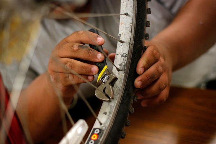 High school classes teach youth bicycle repair in partnership Spokies