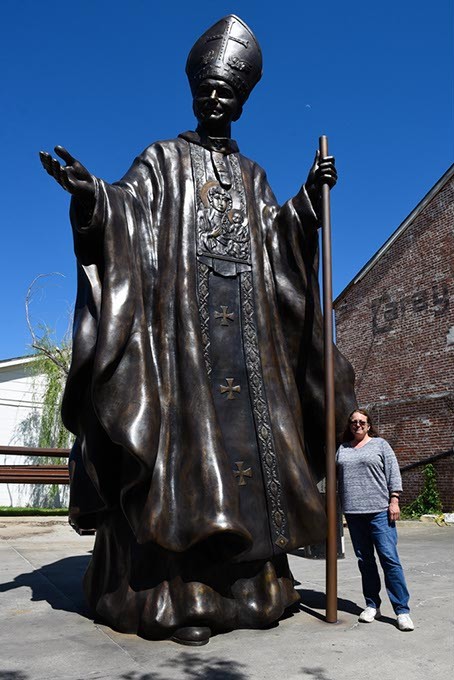 Norman foundry builds pope statue